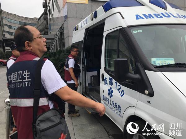 首批由四川省人民醫院專家組成的國家緊急醫學救援隊出發前往茂縣災區。（朱虹　攝）