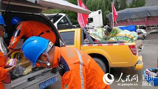 國網四川電力救援隊50人已經抵達茂縣山體滑坡現場。