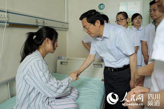 许树强看望幸存妈妈肖燕春（吴婕 摄）