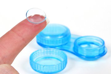 英国太婆忘摘27枚隐形眼镜 中国亲爸因贪杯差