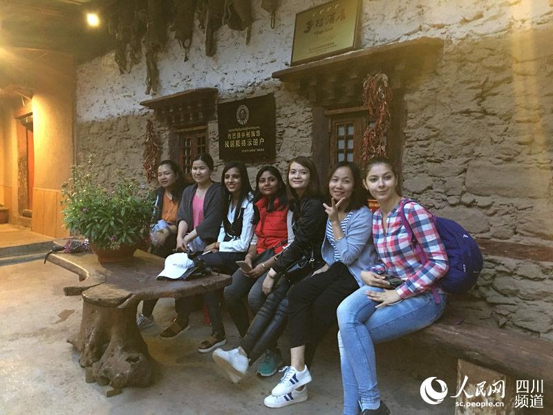 20名海外留学生体验四川藏区民风