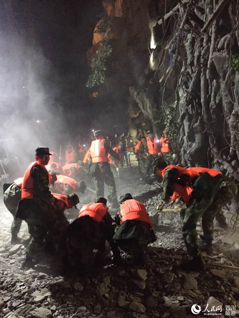 现场组图:武警官兵在九寨沟地震灾区抢险救灾