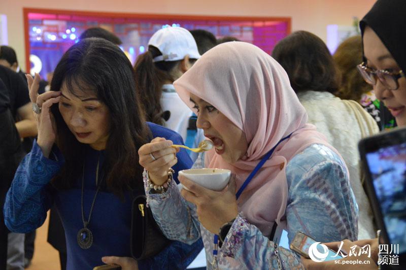 外国嘉宾体验地道成都美食 担担面、钟水饺等