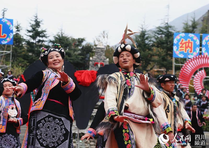 11月17日,"花儿纳吉赛歌节"活动在四川桃坪羌寨举行,四川理县羌族百姓