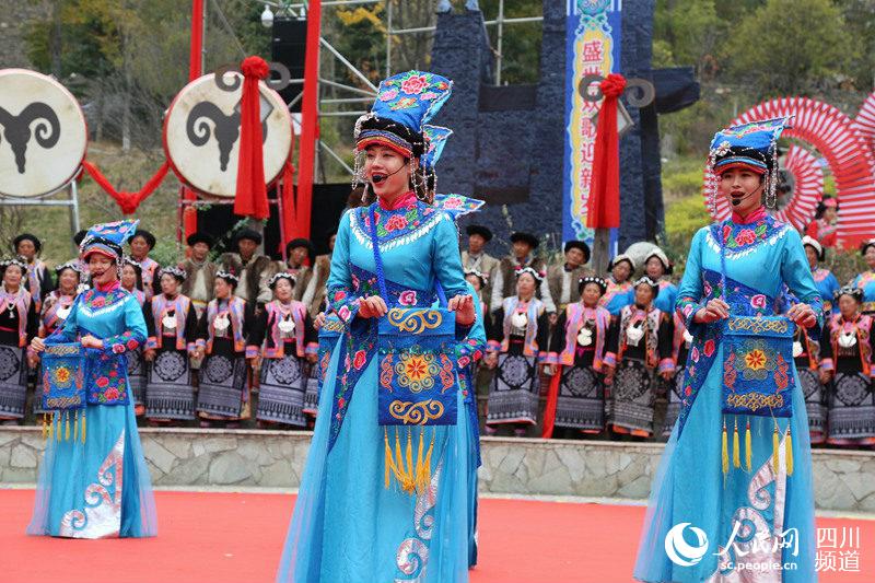 11月17日,"花儿纳吉赛歌节"活动在四川桃坪羌寨举行,四川理县羌族百姓