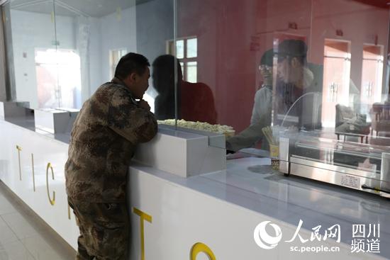 2月18日，四川甘孜藏族自治州巴塘县举行电影院首映仪式，让全县干部群众在家门口就能观赏大片。（志玛 摄）