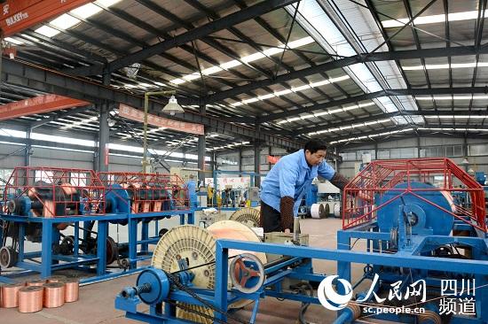 四川天护线缆有限责任公司生产工人正在忙生产。