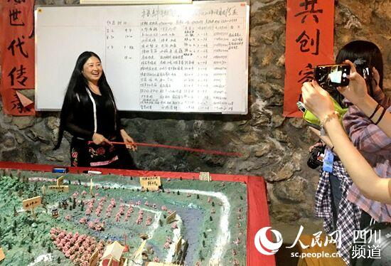 沈艷燕（左）向記者介紹產(chǎn)業(yè)園區(qū)情況。何孟書(shū)攝