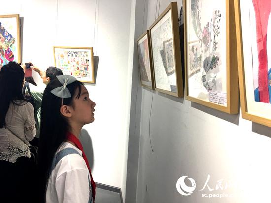 图为一学生在现场观展。（王波 摄）
