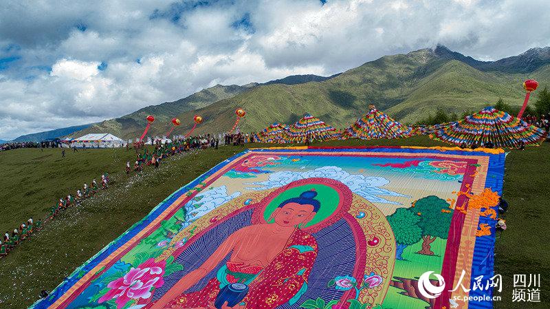 6月17日,四川阿坝藏族羌族自治州小金县四姑娘山迎来了一年一度的朝山