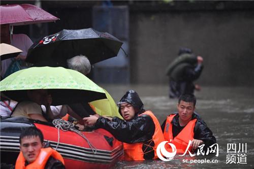 四川廣漢民警正在疏散群眾。（廣漢公安供圖）