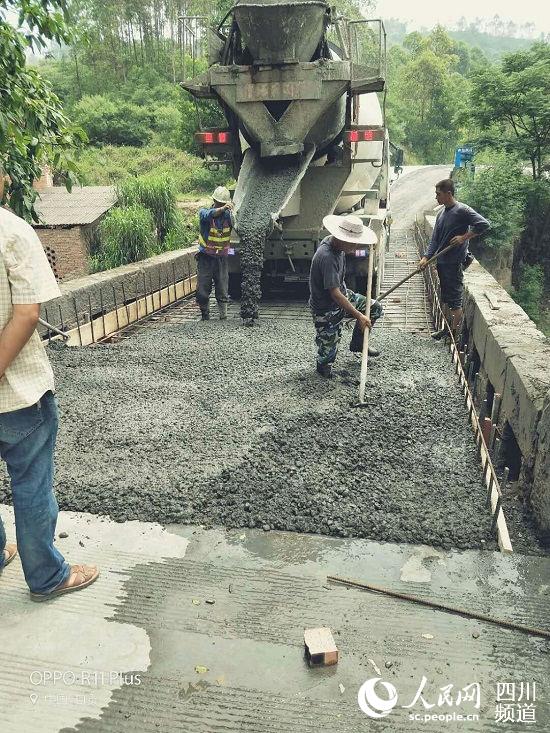 乡道路面宽度不小于5.5米 荣县加快农村公路建设