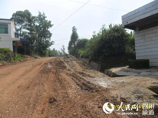 乡道路面宽度不小于5.5米 荣县加快农村公路建设