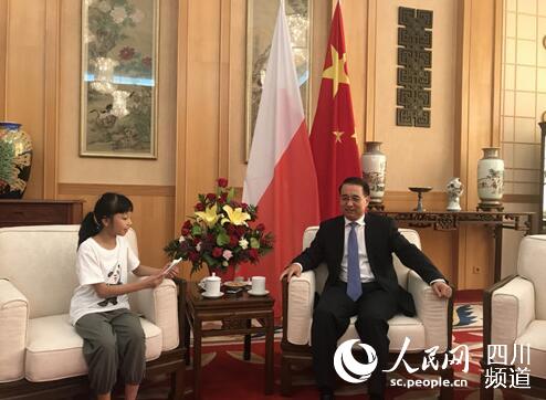 熊猫小记者正在采访中国驻波兰大使刘光源