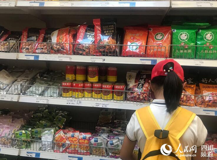 “熊猫小记者”在比利时安特卫普的华人超市找到了四川简阳的火锅底料。（高红霞-摄）