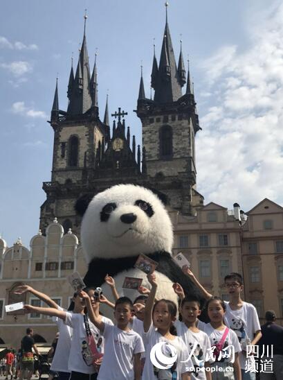 熊猫小记者们在布拉格广场上演唱《成都》
