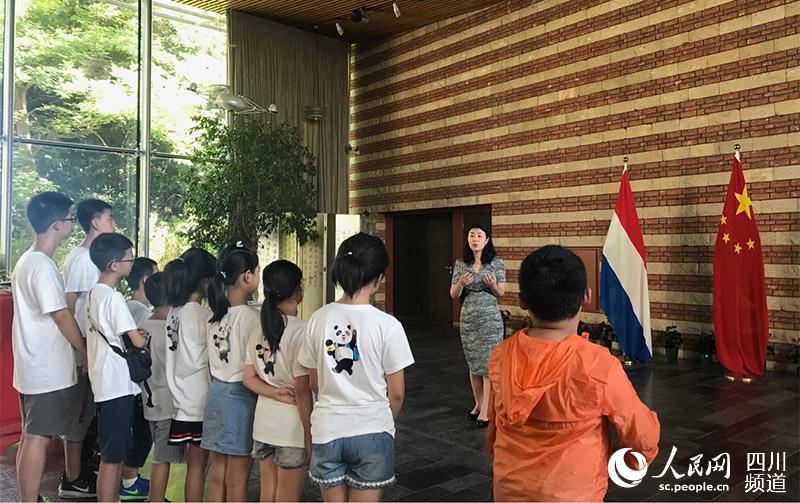 当地时间8月6日下午4点，“熊猫小记者”走进中国驻荷兰大使馆。（高红霞 摄）