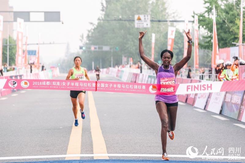 肯尼亚选手Kosgei Everline冲过终点。