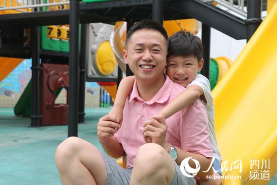 成都市武侯区第十二幼儿园教师李刚与孩子们一起做游戏。（图片由受访者提供）