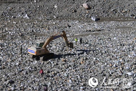 排险挖掘机送抵堰塞湖坝顶指定集结地（图片由甘孜州政府新闻办提供）。