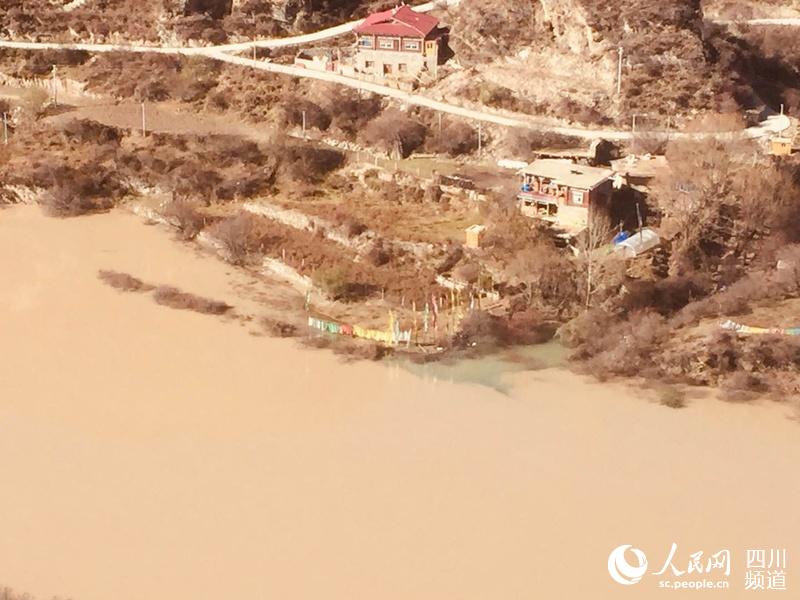 金沙江堰塞湖水位上涨 通往金沙乡5个村庄的道路被淹。（图片由甘孜州政府新闻办提供）