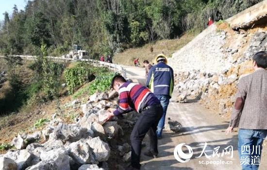 中国电信抢险人员疏通道路赶赴现场。