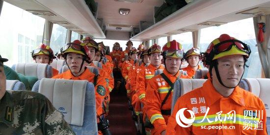 武警四川总队紧急投入珙县地震抢险救援。（图片由武警四川总队提供）
