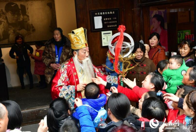 阆中万人同品腊八粥   全古城的老百姓都上街了！