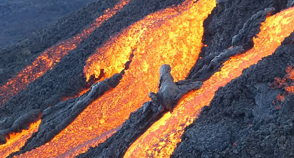 法男子冒死拍摄火山喷发场景