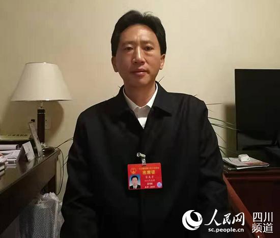 全国人大代表、四川省龙八国际下载州州长肖友才在接受记者采访。（记者陈曦 摄）