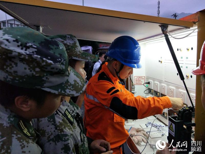 國網四川電力為地震救援和居民安置點提供應急供電。
