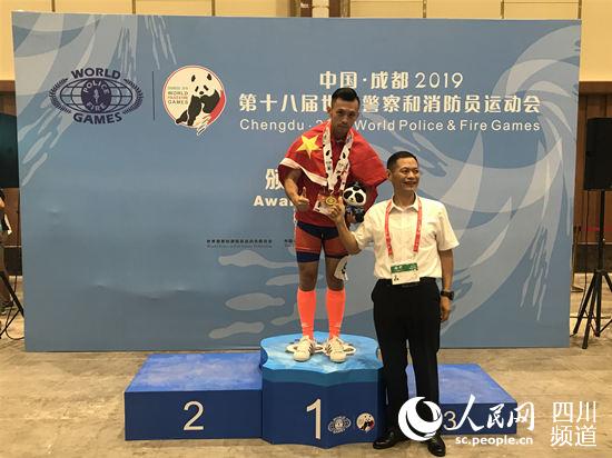 世警会男子59kg-66kg级别卧推比赛成都公安曾卓（左一）取得金牌。世警会新闻中心供图