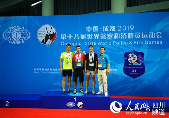 张海山（左二）在男子1500米35岁―40岁组自由泳比赛成功摘金。