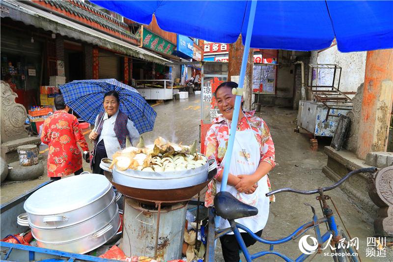 汶川妇女四点起来做冻粑，只为让大家吃上热饭。