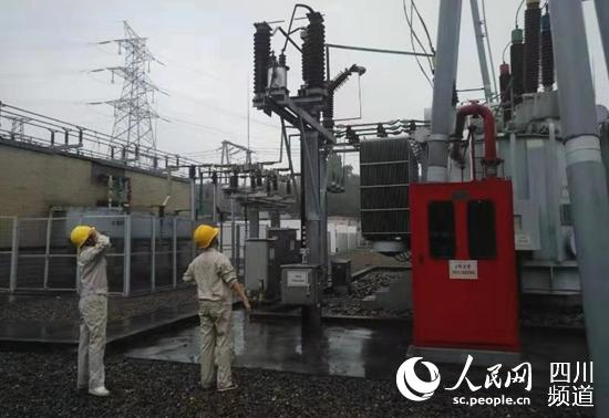 国网内江供电公司电力工人正在当地开展电网巡查