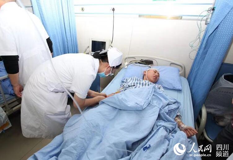 資中縣人民醫院救治公民中心衛生院轉診來的12歲患者許宏偉