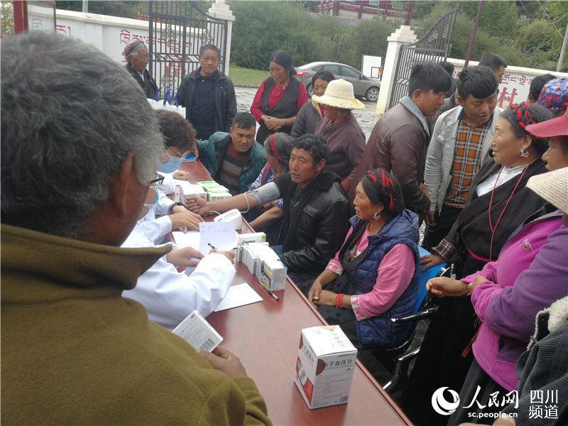 成都市二医院驻炉霍医疗队送医送药到贫困村
