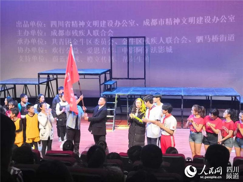 共青团金牛区委书记刘俊为“青春聚团”志愿联盟授旗。主办方供图