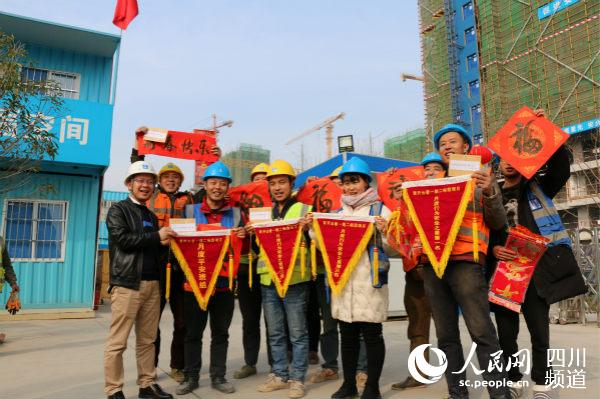 項目方為工人們頒發紅旗和獎勵。李安心攝
