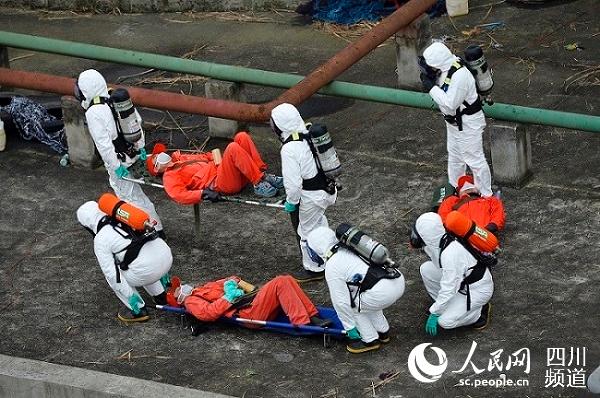 演練現場，轉移營救“中毒暈倒”人員。雷遠東攝