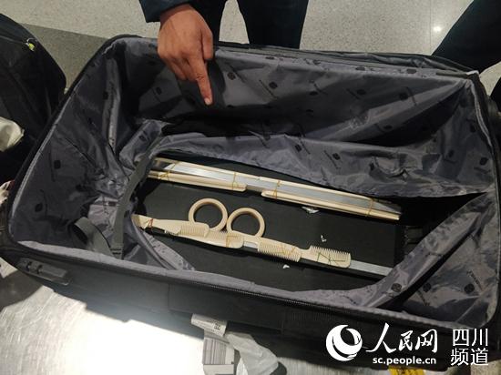 旅客藏在行李箱內的疑似象牙制品。（圖由成都海關提供）