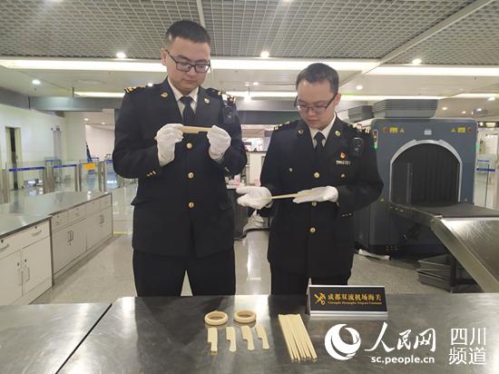 工作人員正在查看旅客非法攜帶疑似象牙制品。（圖由成都海關提供）