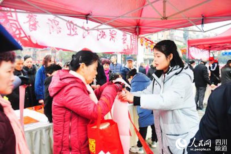 居民朋友參與游園活動（高新區合作街道辦事處供圖）