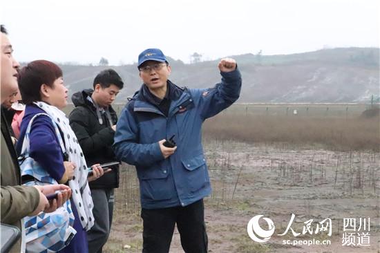 首飛地面總指揮黃雲向記者介紹首飛情況（唐靖昆 攝）