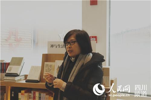方庭西南區總經理徐敏在介紹方庭的書籍陳列方式。肖皓月 攝