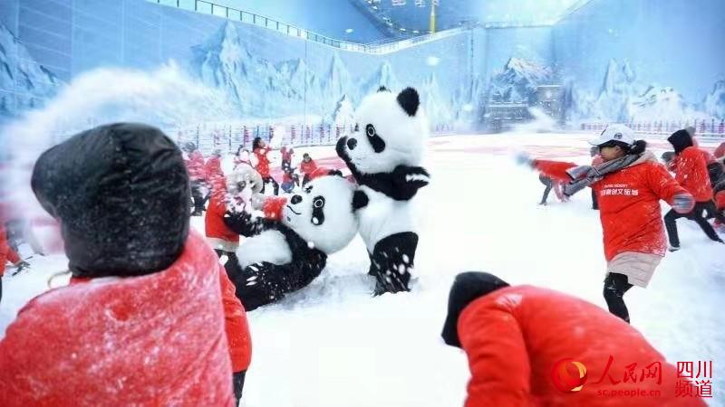 10只2米高的网红大熊猫率先亮相，卖萌、打滚、四处蹦跶......萌得众人直呼“太可爱了”。活动主办方供图