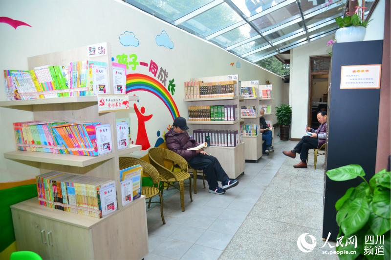 居民在仁和社區惠民書吧中閱讀。翠屏區融媒體中心供圖