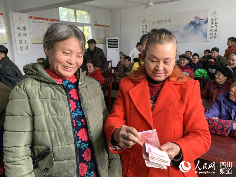 村民分紅后高興得合不攏嘴。翠屏區融媒體中心供圖