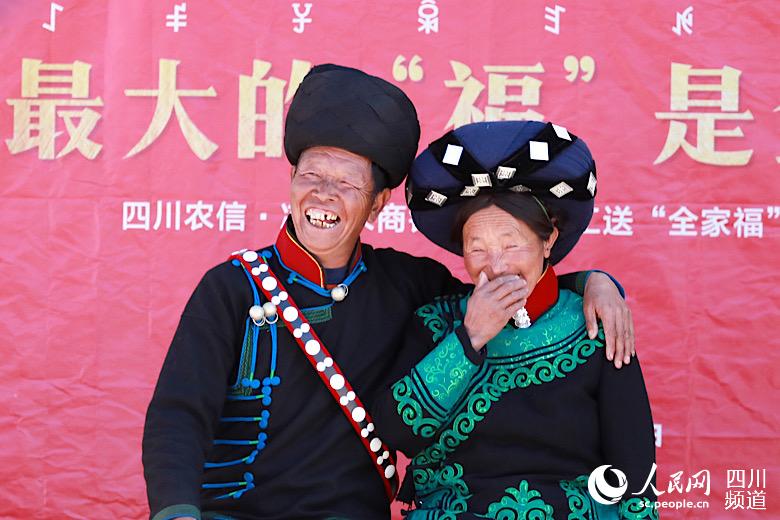 平身第一次把手搭在阿莫的身上（張朝輝 攝）