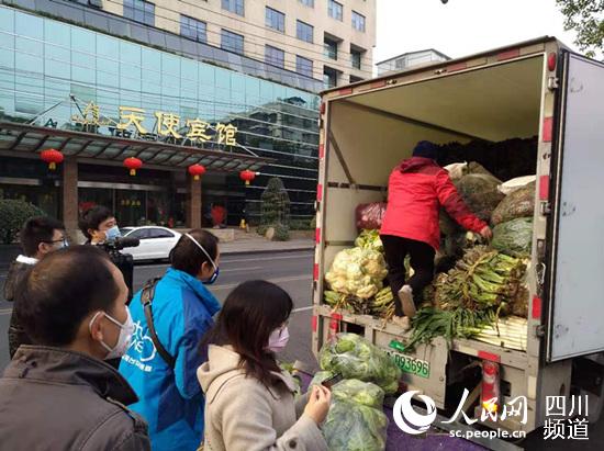市民正在定點流動菜市購買蔬菜。（圖由成都市商務局提供）